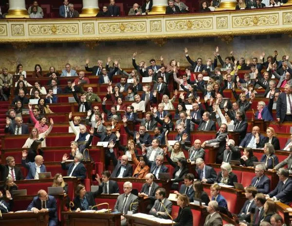 Los diputados franceses rechazan casi por unanimidad el proyecto de presupuesto