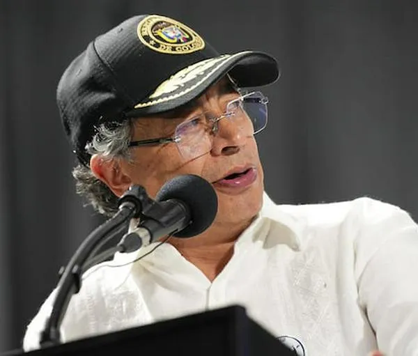 Comisión de Acusaciones abre investigación previa a Petro por nuevo modelo de pasaportes