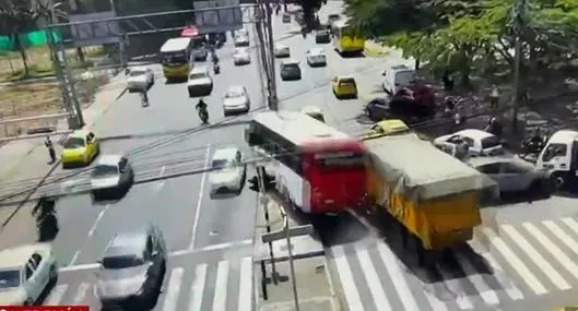 Accidente en Robledo Medellín: video de volqueta sin frenos que dejó 6 heridos