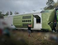Ecuador: al menos ocho víctimas tras el volcamiento de un autobús en Manabí