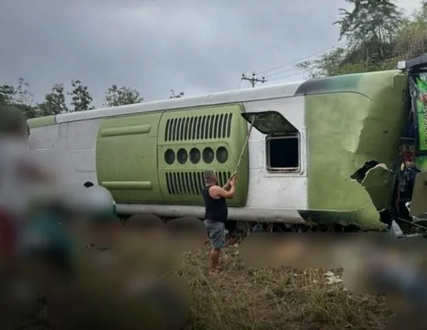 Ecuador: al menos ocho víctimas tras el volcamiento de un autobús en Manabí