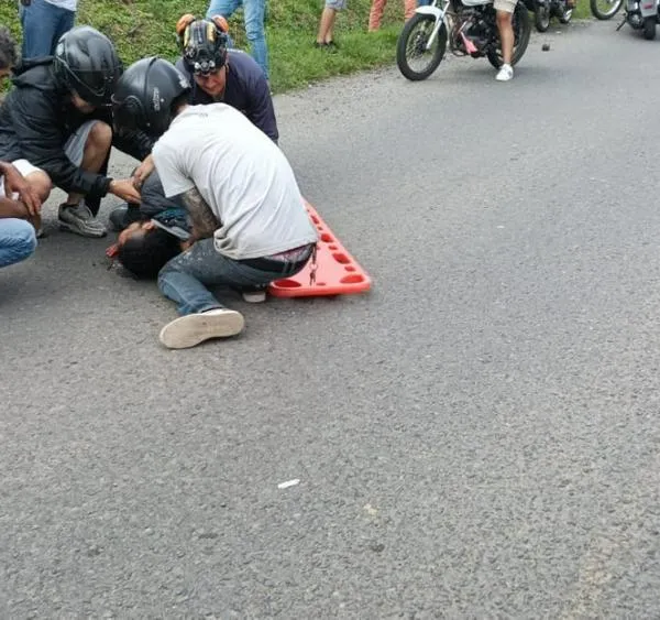 Menor, de 16 años, y su mamá, lesionados en accidente en moto