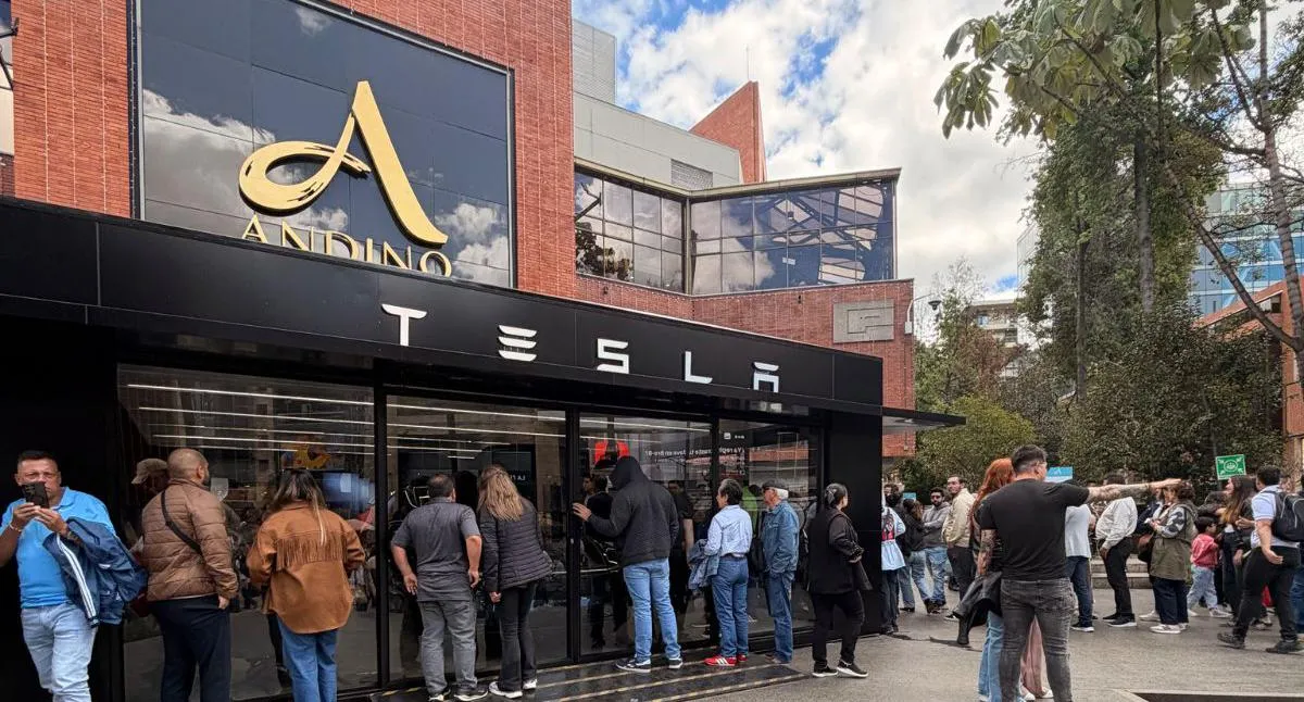 Cientos de personas estuvieron afuera del Andino para ver estos vehículos.