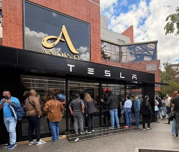 Cientos de personas estuvieron afuera del Andino para ver estos vehículos.