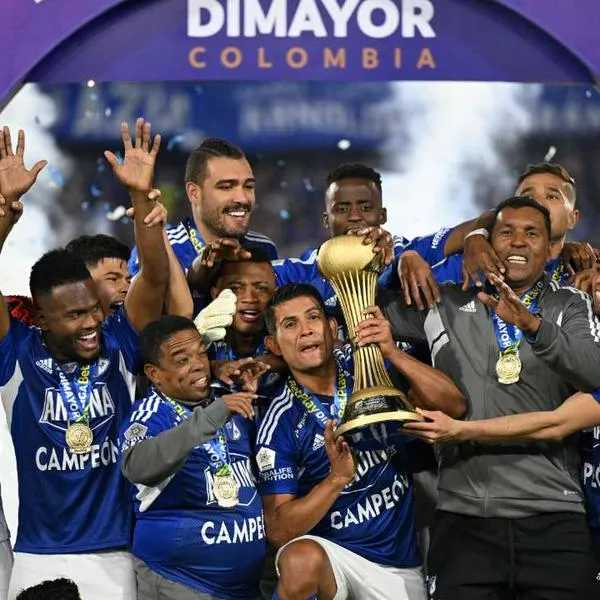 Foto de Millonarios con trofeo de campeón, en nota de qué dijo Dimayor sobre 3 títulos en un año en Colombia en Liga BetPlay, a debate