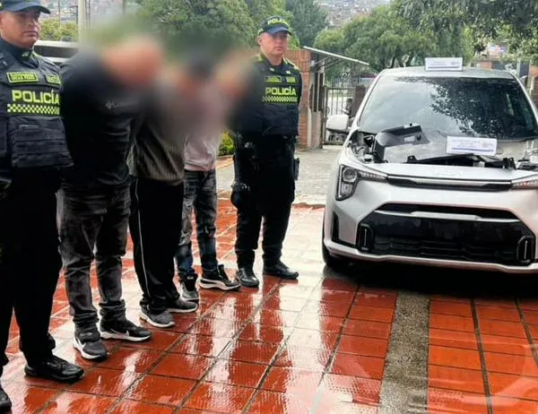  Tres capturados en San Cristóbal: sorprendidos mientras desvalijaban un vehículo en el patio de una casa 
