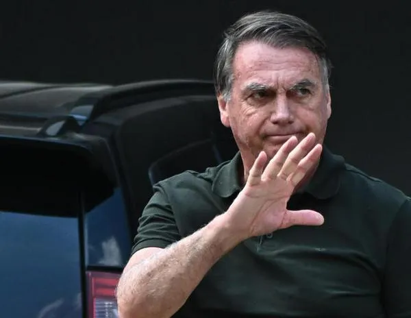 Bolsonaro alega "alucinaciones" por tomar medicamentos para justificar la quema de su tobillera