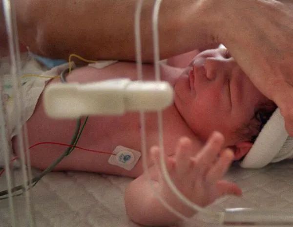 Parir en casa: el auge que preocupa en EE.UU. por graves riesgos para los bebés