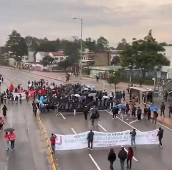 Bloqueos en la calle 26 de Bogotá complican hoy la llegada al aeropuerto El Dorado por cierres de estudiantes de Universidad Nacional. 