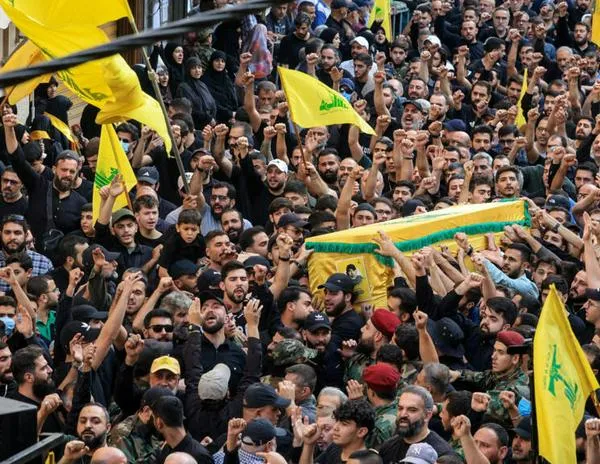 Cientos asisten al funeral del alto comandante de Hezbolá muerto en un ataque israelí
