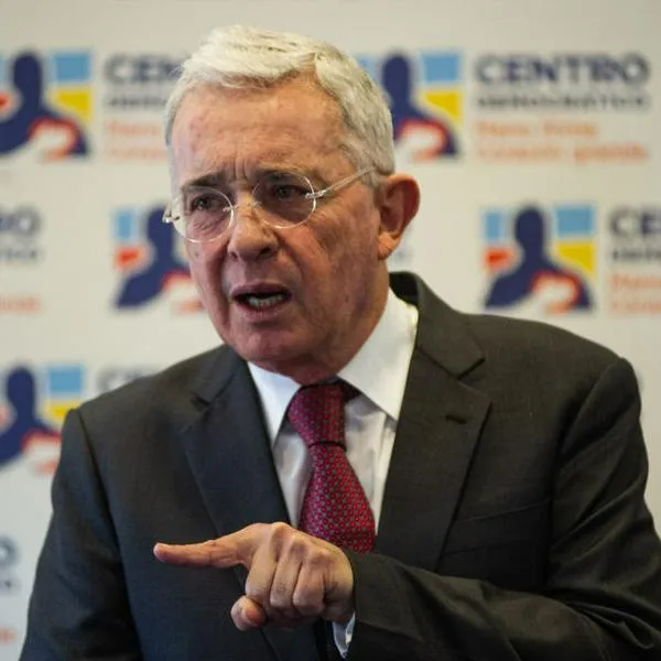 Álvaro Uribe habló de infiltración de disidencias al DNI y le tiró a Petro