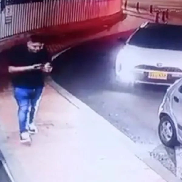 "No sé quién es": habló dueña de camioneta Toyota en la que hombre se bajó a disparar en conjunto de Bogotá. No se ha identificado. 