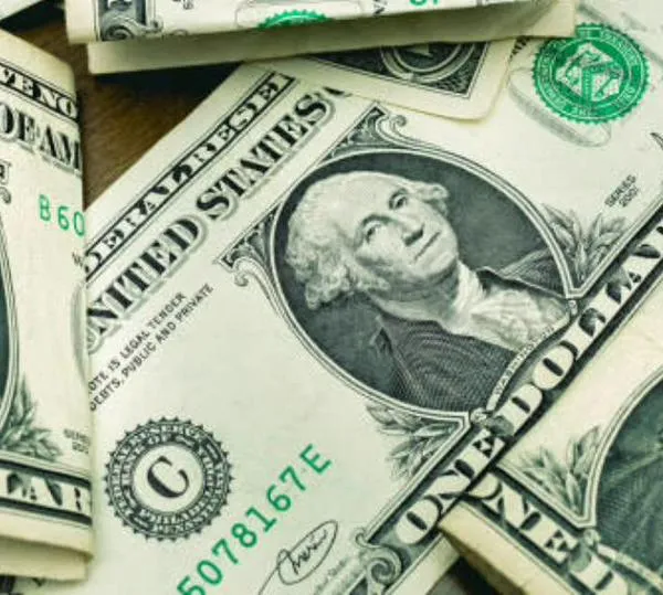 Dólar cae y vuelve a estar por debajo de los $3.800