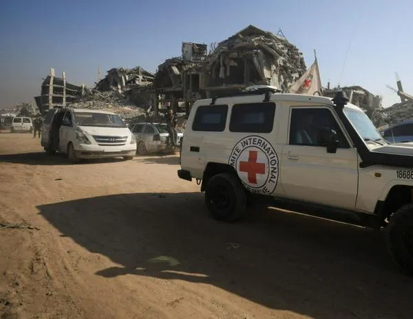 Hamás entrega a Israel cadáver que podría pertenecer a uno de los tres rehenes restantes