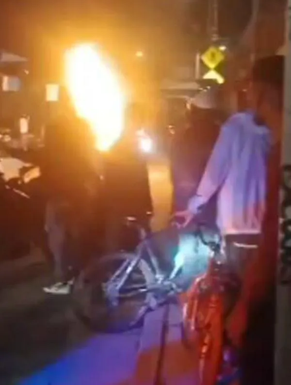 Vecinos quemaron motocicleta de dos asaltantes en Bogotá: uno es menor de edad