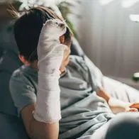 A niño de 10 años le cortaron puntas de los dedos y colegio lo calificó de broma