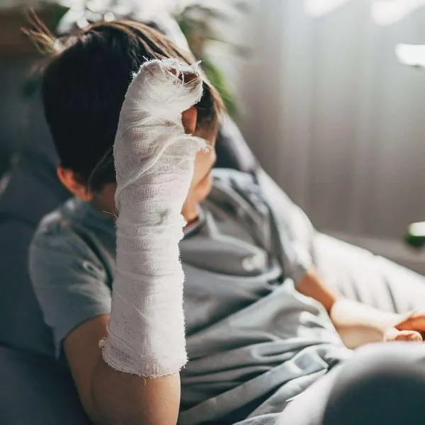 A niño de 10 años le cortaron puntas de los dedos y colegio lo calificó de broma