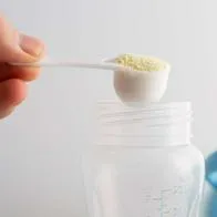 Foto de leche en polvo, en nota de cuál es leche en polvo para bebés que causa dura enfermedad y venden en Colombia