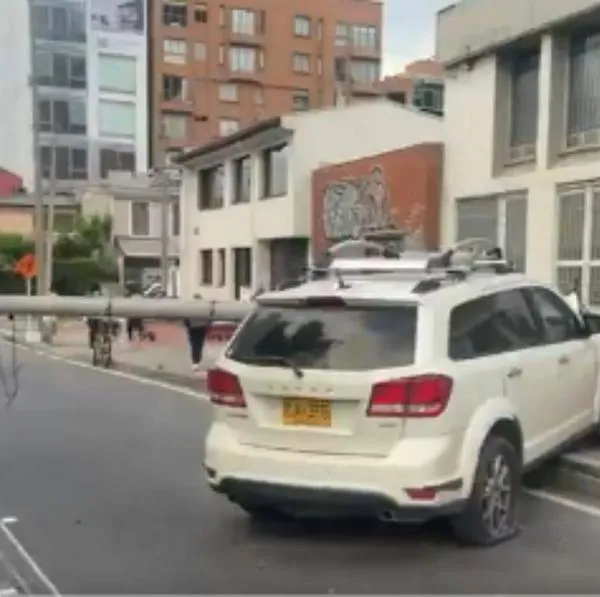 Cerraron importante vía de Bogotá por camioneta que chocó contra un poste y bloqueó el paso. Piden tomar rutas alternas. 