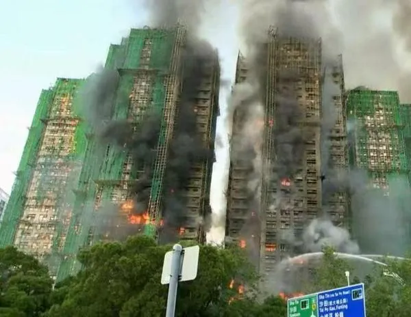 Un violento incendio deja al menos 13 muertos en Hong Kong