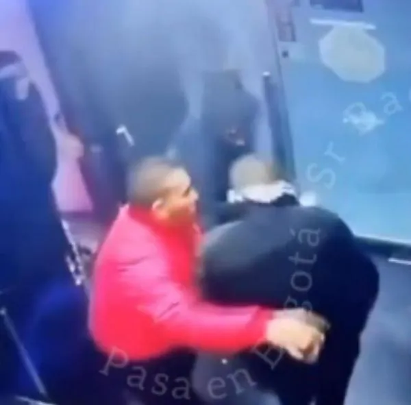 Aparece video del momento exacto en el que asesinan a dueño de bar en Bogotá; intentó esconderse detrás de una puerta. 