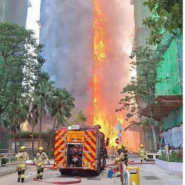 Hong Kong sufre inmenso incendio en conjunto y hay 13 muertos; videos asustan