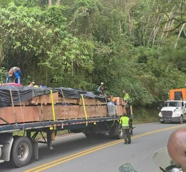 Vía Manizales-Medellín: Se cayó de tractomula en movimiento y su declaración ayudó a absolver al conductor