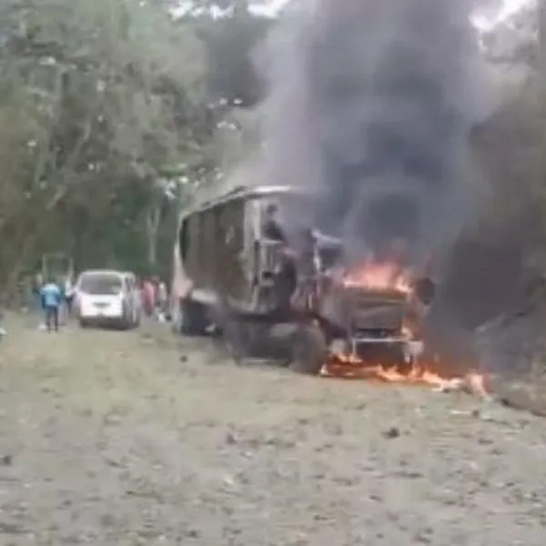 Ataque con explosivos en vía Panamericana dejó un muerto y camión en llamas