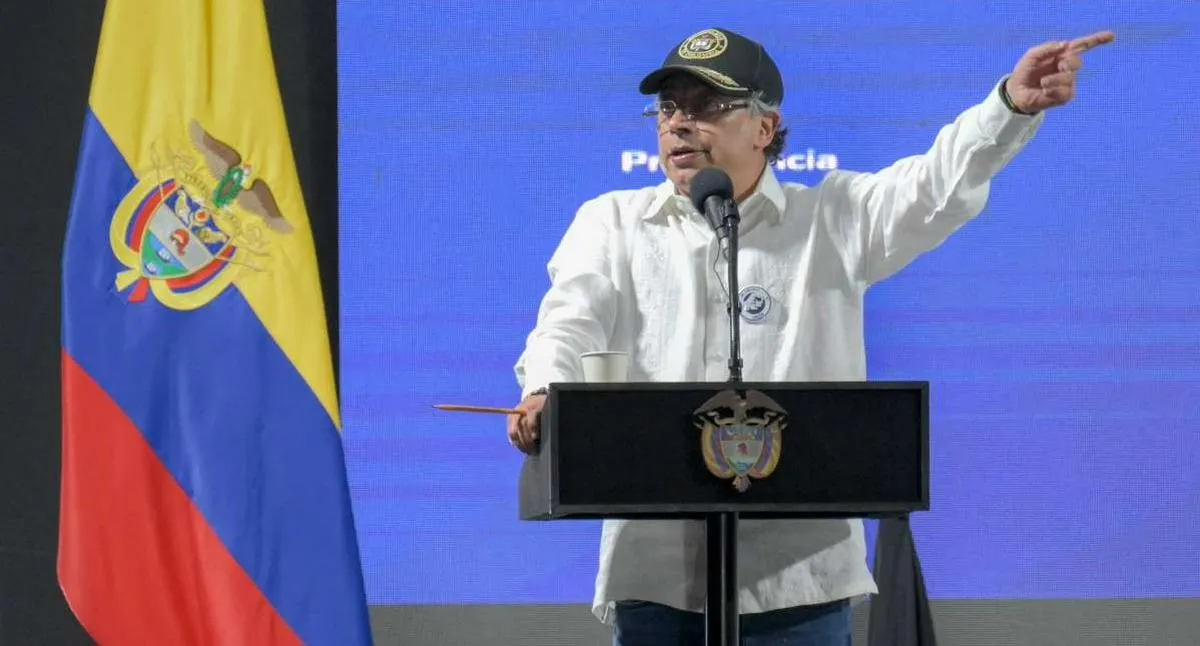 Foto de Gustavo Petro, en nota de por qué Gustavo Petro rompió protocolo en ceremonia de fuerza pública, inaudito