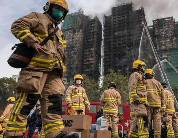 Hong Kong: Asciende a 55 la cifra de muertos por el incendio, mientras cientos siguen desaparecidos