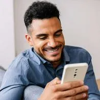 Foto de hombre con celular en chat, en nota de qué es la microinfidelidad y por qué un like en redes es alerta para una pareja