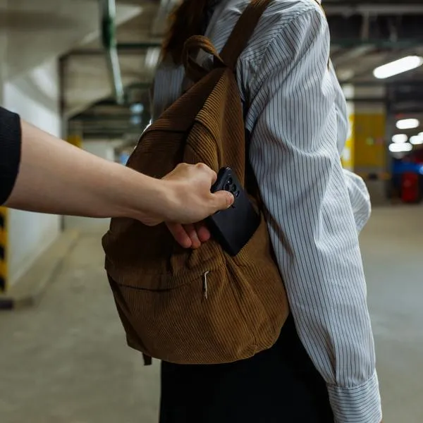 Cali: falsas enfermeras robaban celulares y se los vendían a bandas de hackers