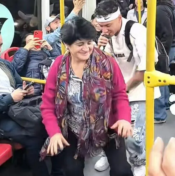 Transmilenio: abuela bailó reggaeton con cantante en un bus y el video se viralizó en Bogotá por la energía y actitud de la mujer.