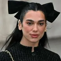 Qué aviso hubo sobre Dua Lipa en Bogotá por hostigamiento de fanáticos en calles