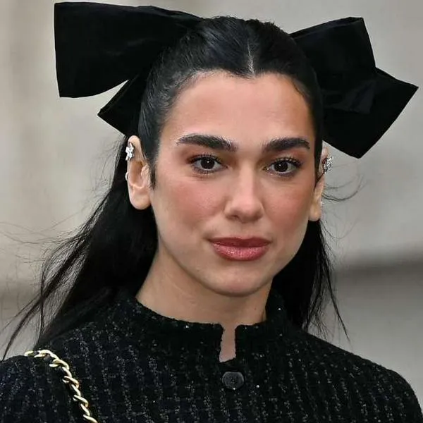 Qué aviso hubo sobre Dua Lipa en Bogotá por hostigamiento de fanáticos en calles