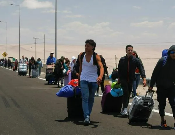 Decenas de migrantes quedan varados en su intento de salir de Chile a Perú