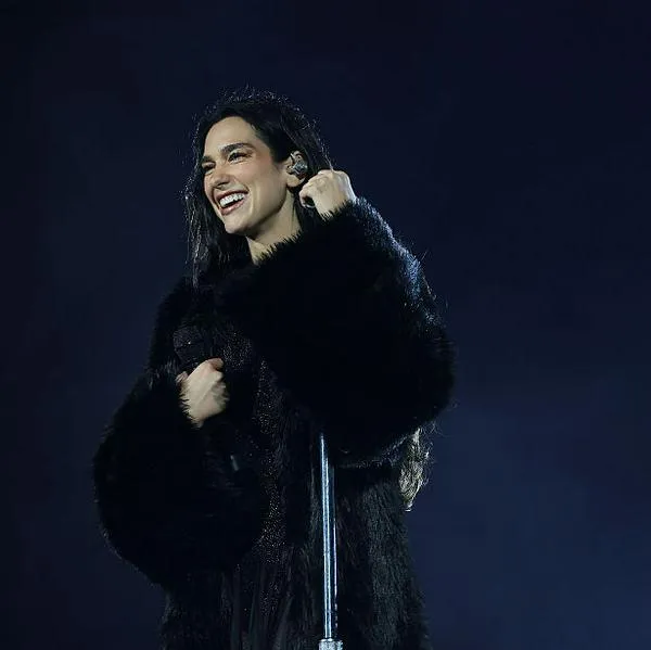 Dua Lipa sorprendió con homenaje a Shakira en su concierto en Bogotá