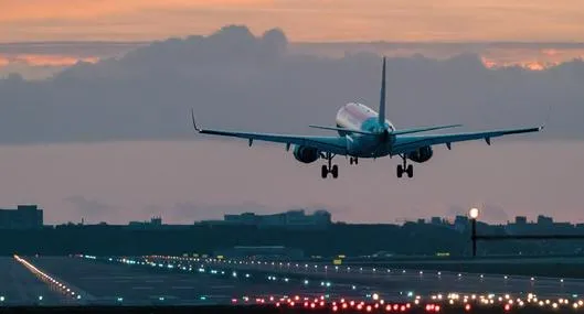 Lanzan salvavidas a viajeros afectados por vuelos reprogramados