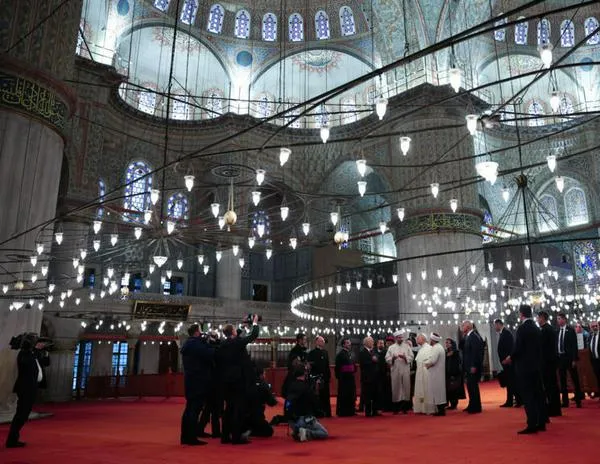 Turquía: el papa León XIV visita la Mezquita Azul de Estambul