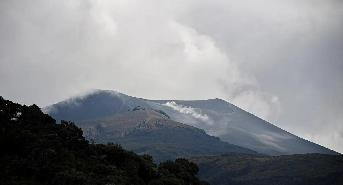 Activan sala de crisis por nueva alerta naranja en volcán colombiano