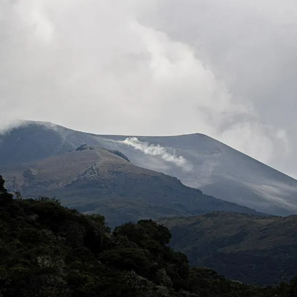 Activan sala de crisis por nueva alerta naranja en volcán colombiano