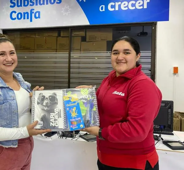 Miles de familias en Caldas reciben los subsidios de paquete y calzado escolar de Confa