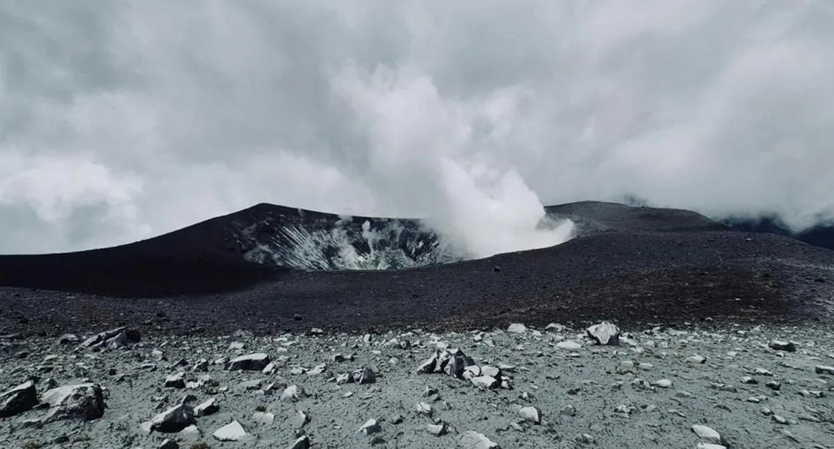 Ordenan evacuación a poblaciones cercanas a volcán que está botando ceniza