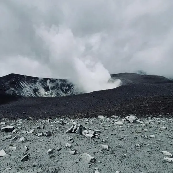 Ordenan evacuación a poblaciones cercanas a volcán que está botando ceniza