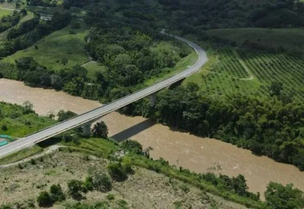 Video: paso a un carril, con pare y siga de 15 minutos, en puente de la vía Manizales - Túnel de Tesalia