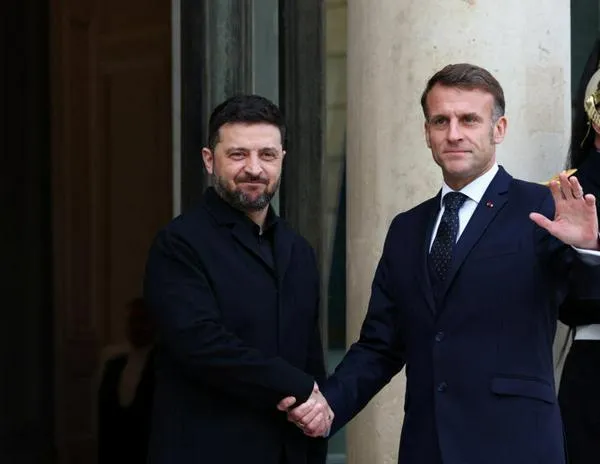 Zelenski se reúne con Macron en el Elíseo; Putin recibirá a Witkoff el martes para negociaciones sobre Ucrania
