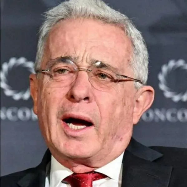 Álvaro Uribe se burla del presidente Gustavo Petro, por rascas y guayabo