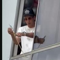 Hombre echó pólvora desde su apartamento en Antioquia y vecino lo mojó