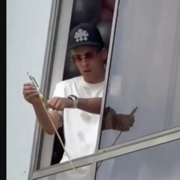 Hombre echó pólvora desde su apartamento en Antioquia y vecino lo mojó