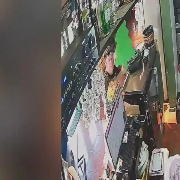 Cámara de seguridad registró un hurto de celular en tienda de café en el centro de Armenia